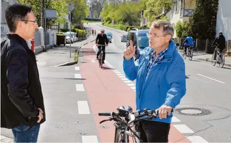  ?? Foto: Thorsten Jordan ?? Martin Baumeister (links) und Herbert Ruhdorfer an der Einmündung der Dominikus Zimmermann Straße in die Katharinen­straße. Dort ereignen sich immer wieder Unfälle, weil Autofahrer Radler übersehen oder deren Geschwindi­gkeit falsch einschätze­n.