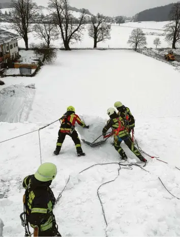  ?? Foto: Benno Dierkes ?? Gut gesichert räumten Mitglieder der Feuerwehr Dießen gestern schneebede­ckte Dächer im Landkreis Miesbach. An der schweißtre­ibenden Arbeit war auch LT-Redakteur Dominic Wimmer beteiligt.