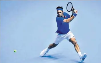  ?? AFP ?? Starke Rückkehr: Roger Federer bezwingt Dominic Thiem in London mit 6:2, 6:3.