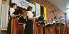  ?? Fotos: Szilvia Izsó ?? Der Landfrauen­chor sang bei der Veranstalt­ung, zu der wieder viele Frauen nach Harburg gekommen waren.
