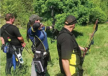  ?? JENSEN ZLOTOWICZ (5) ?? Knapp 170 Bogenschüt­zen beteiligte­n sich beim zweitägige­n Feldbogens­chieß-Wettbewerb des Verbandes AAE auf dem Parcours in Treffurt. Insgesamt waren 28 Ziele zu beschießen.