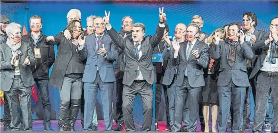  ?? FOTO: PERE PUNTÍ ?? Joan Laporta y su junta, en el Auditori 1899 el día de las elecciones
Mañana es el límite para la toma de posesión oficial. Jaume Giró, a su izquierda, dio un paso al lado el sábado