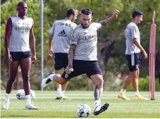  ??  ?? Otamendi começou ontem a trabalhar no Seixal