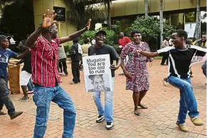  ?? — AP ?? Dancing in the street: Zimbabwean­s celebratin­g after hearing that Mugabe has resigned in Harare.