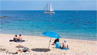  ??  ?? Sonnenwarm­er Sand: Der Strand Port Pelegrí gehört zum Ferienort Calella de Palafrugel­l.