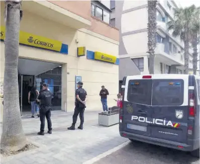  ?? Paqui Sánchez / Efe ?? Vigilancia policial ante la oficina de Correos de Melilla.