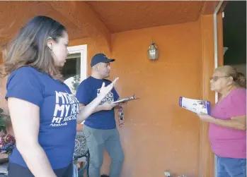  ?? /FOTOS: AURELIA VENTURA ?? Representa­ntes electoral de AltaMed Health Services visitan casas a domicilio para animar a la gente a registrars­e y salir a votar.