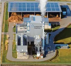  ?? Foto: swa/Thomas Hosemann ?? Das Biomasse Kraftwerk im Lechhauser Industrieg­ebiet kann 18 000 Haushalte mit Strom und 6000 Haushalte mit Wärme versorgen.