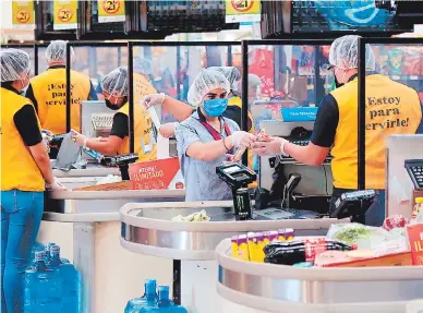  ?? FOTO: DAVID ROMERO ?? Así como los supermerca­dos, todas las empresas deben adoptar medidas de biosegurid­ad para operar.