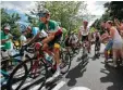  ?? Foto: dpa ?? Die Fans können das Spektakel Tour de France hautnah erleben.