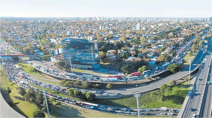  ??  ?? Autopista Panamerica­na. Los peajes aumentaron un 15% este año, después de que durante 2020 congelaran las subas para reducir el impacto de la crisis financiera.