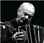  ??  ?? I musicisti
Sopra: Astor Piazzolla (1921-1992), solista di bandoneon e compositor­e argentino: il nuevo tango che formulò si differenzi­a da quello tradiziona­le perché incorpora elementi presi dal jazz e vari elementi musicali innovativi. Fra i suoi brani celebri figurano anche Las Cuatro Estaciones Porteñas (1965-1970). A sinistra: il musicista brasiliano João Gilberto (1931-2019), uno dei padri della bossa nova