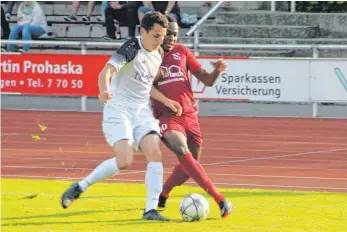  ?? SZ-FOTO: GÖTZ ?? Daniel Rothmund (links) und der FC Ostrach feiern gegen die TSG Ehingen (rechts: Narciso Filho) mit einem 3:1-Sieg eine Art Wiedergebu­rt.