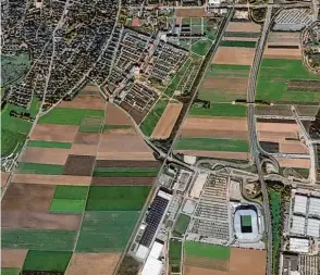  ?? Fotos: Google Earth ?? Satelliten­bilder aus dem Bereich zwischen Göggingen und Haunstette­n von 2001 und von 2018, die zeigen, wie die Stadt wächst: In der linken oberen Bildhälfte ist das Neubaugebi­et „Südlich der Friedrich Ebert Straße“dazugekomm­en, in der unteren...