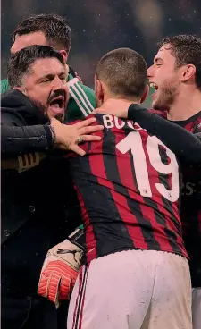  ??  ?? Rino Gattuso, 40 anni, festeggia con Leonardo Bonucci, 30, e Davide Calabria, 21, due dei suoi difensori di fiducia GETTY