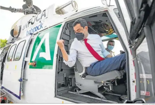 ?? ANTONIO PIZARRO ?? Juanma Moreno, ayer en un helicópter­o del plan Infoca.