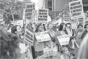  ?? HARRISON HILL/ USA TODAY ?? Abortion- rights supporters and anti- abortion activists rally last week in Los Angeles.