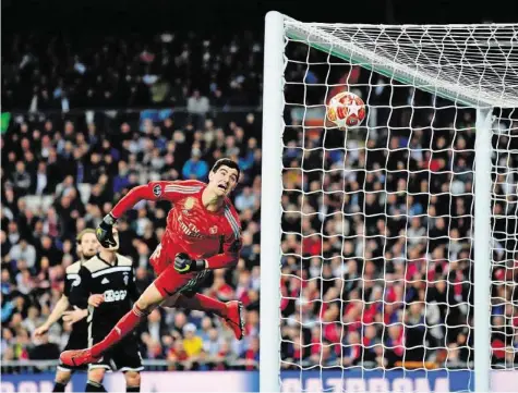  ?? AFP ?? Madrids Goalie Thibaut Courtois kann Lasse Schönes Freistoss nicht parieren, auch weil er zu weit vor dem Tor steht.