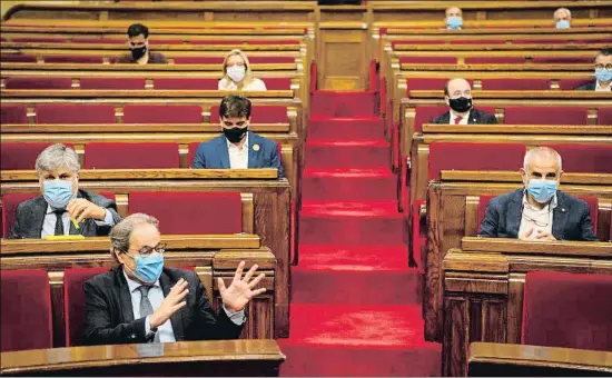  ?? FONTCUBERT­A / EFE ?? Quim Torra gesticulan­t al ple del Parlament de Catalunya celebrat ahir per abordar el debat sobre la monarquia espanyolaE­NRIC