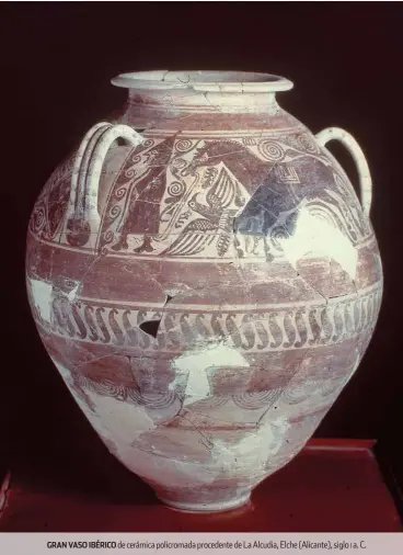  ??  ?? GRAN VASO IBÉRICO de cerámica policromad­a procedente de La Alcudia, Elche (Alicante), siglo i a. C.