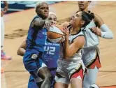  ?? JOE BUGLEWICZ/THE NEW YORK TIMES ?? Sun’s Courtney Williams blocks Aces’ Kelsey Plum during Game 3 on Friday at Mohegan Sun Arena in Uncasville, Conn.