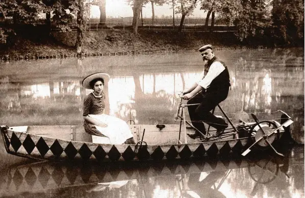 ?? Foto: Erna Balogh ?? Kahnfahrt Betreiber Paul Kurz tritt um 1900 auf seinem selbst gebauten Wasser Velo in die Pedale. Die Passagieri­n ist seine Tochter Käthe.
