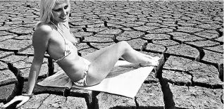  ?? ?? Not a drop of water: A model sits on a dry reservoir bed in 1976’s drought