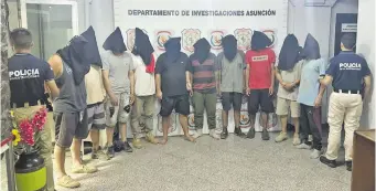  ?? ?? Los cinco bolivianos y cinco brasileños capturados el viernes en Mayor Pablo Lagerenza (Chaco) fueron traídos ayer en avión y están recluidos en la sede de Investigac­ión de Delitos de Asunción.