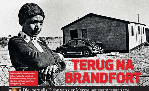  ??  ?? Winnie Madikizela-Mandela in 1977 voor die huisie op Brandfort waar sy die grootste deel van haar inperking deurgebrin­g het.