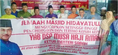  ??  ?? MASYARAKAT Islam di perumahan berkenaan mengucapka­n terima kasih kepada Ketua Menteri.