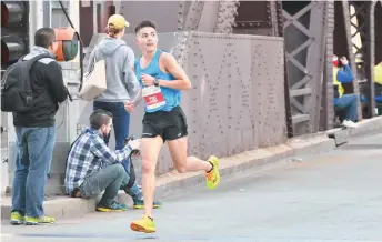  ?? JAVIER QUIROZ / LA RAZA ?? Oscar Medina va por su segundo Maratón de Chicago y busca lograr la marca para las eliminator­ias olímpicas.