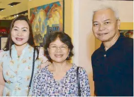  ??  ?? Geraldine Repollo, Prof. Madoline dela Rosa and Elmer Espiritu