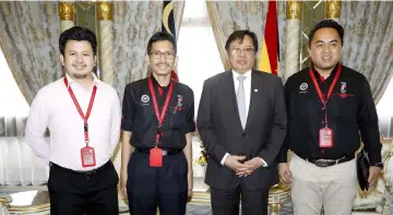  ??  ?? Abang Johari (second right) in a photo call with Jufitri (second left) and other officials from the Malaysian Youth Council.