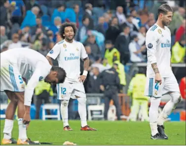  ??  ?? SIN EXPLICACIÓ­N. Los dos capitanes, Marcelo y Ramos, cabizbajos tras ceder el empate con el Tottenham.