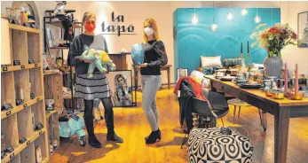  ?? FOTO: BARBARA BAUR ?? Petra Kleimaier (links) und Tatjana Gerster bieten in ihrem Concept-Store „La Tapé“unter anderem Deko und Kleinmöbel an.