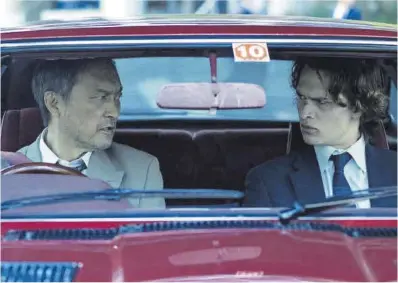  ?? HBO Max ?? Ken Watanabe y Ansel Elgort, en un fotograma de la segunda temporada de ‘Tokyo vice’.