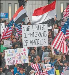  ??  ?? Miles de personas marcharon ayer en Nueva York, Washington, Londres y París contra las medidas racistas y xenófobas del presidente de los Estados Unidos.