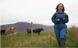  ??  ?? Inga (Arndís Hrönn Egilsdótti­r) tar upp kampen mot ett kooperativ som styr och ställer i det lilla isländska samhälle där hon har sin gård. Pressbild