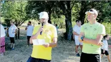  ?? - Crédits : AT - Crédits : AT ?? Les deux organisate­urs, en jaune M. Bourgonnie­r et en vert le maire adjoint M. Frédéric Sol