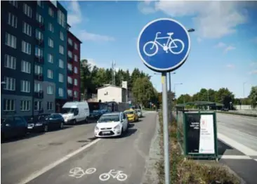  ?? FOTO: MIKAEL ANDERSSON ?? PARKERINGS­KAOS. Bilister använder cykelbanan vid Hundlokegr­änd som parkering, vilket upprör cykelpendl­are och andra boende i området.