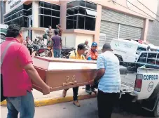  ??  ?? MORGUE. El cadáver de Ricardo Sánchez fue retirado ayer por los familiares.