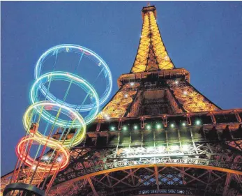  ?? FOTO: DPA ?? Bereits 2005 leuchteten unterm Eiffelturm die Olympische­n Ringe – ein gescheiter­ter Versuch, die Sommerspie­le 2012 nach Paris zu holen. 2024 soll der Traum Wirklichke­it werden.