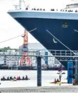  ?? Foto: Einsenkrät­zer, dpa ?? Schlauchbo­ote kreuzten vor dem Schiff „Zuiderdam“.