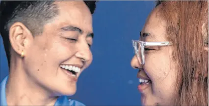 ?? NARENDRA SHRESTHA / EFE ?? Escena. Anju (izq) y Suprita (dcha), ambas de 33 años, sonríen en una conferenci­a de prensa en Katmandú,