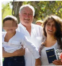  ??  ?? José y Silvia, de Mercedes, vieron que un avión roció a su hijo Juan, cuando tenía meses, y luego contrajo leucemia. Después de estar internado, ingresaron a la demanda. MATRIMONIO M MILESSI