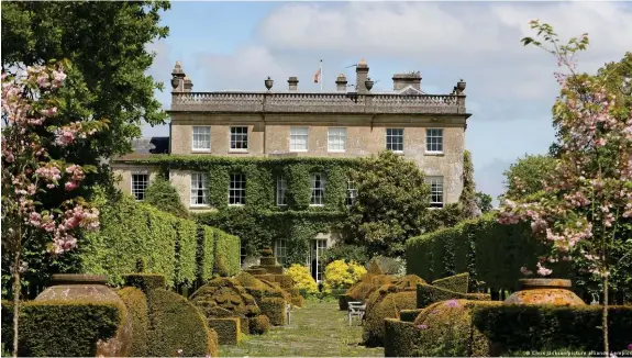  ?? ?? Das Highgrove House be  ndet sich seit 1980 in Besitz des britischen König Charles
Bild: Chris Jackson/picture alliance / empics