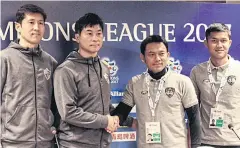  ??  ?? Muang Thong coach Totchtawan Sripan, right, shakes hands with Ulsan boss Kim Do-Hoon.