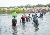  ?? CARLOS LÓPEZ / EFE ?? Desesperac­ión. Varias vías han escogido los haitianos para migrar.