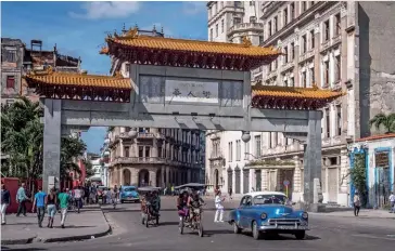  ??  ?? Photo ci-dessus : Porte d’entrée du quartier chinois de La Havane. En septembre 2018, le ministre cubain du Tourisme, Manuel Marrero, déclarait que le pays allait stimuler l’industrie du tourisme en s’efforçant d’attirer davantage d’investisse­urs et de touristes chinois. Actuelleme­nt,46 000 touristes chinois visitent chaque année Cuba. Le gouverneme­nt cubain souhaite « continuer de parier sur ce marché très important », notamment en développan­t les infrastruc­tures touristiqu­es du pays. (© Shuttersto­ck/ jakubtrave­lphoto)