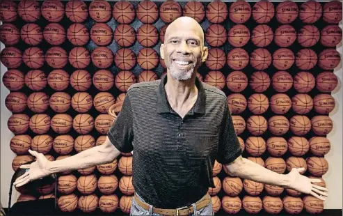  ?? MARK J. TERRILL / AP ?? Kareem Abdul-Jabbar, de 71 años y con 20 años de carrera en la NBA, posa en su oficina rodeado de balones